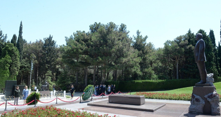 Турецкая делегация посетила Аллею почетного захоронения, Аллею шехидов и Монумент турецким воинам